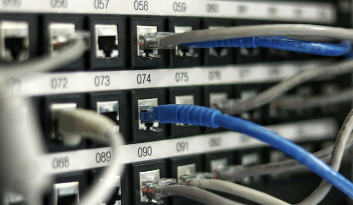 Cabos de rede conectados a um painel de distribuição numerado