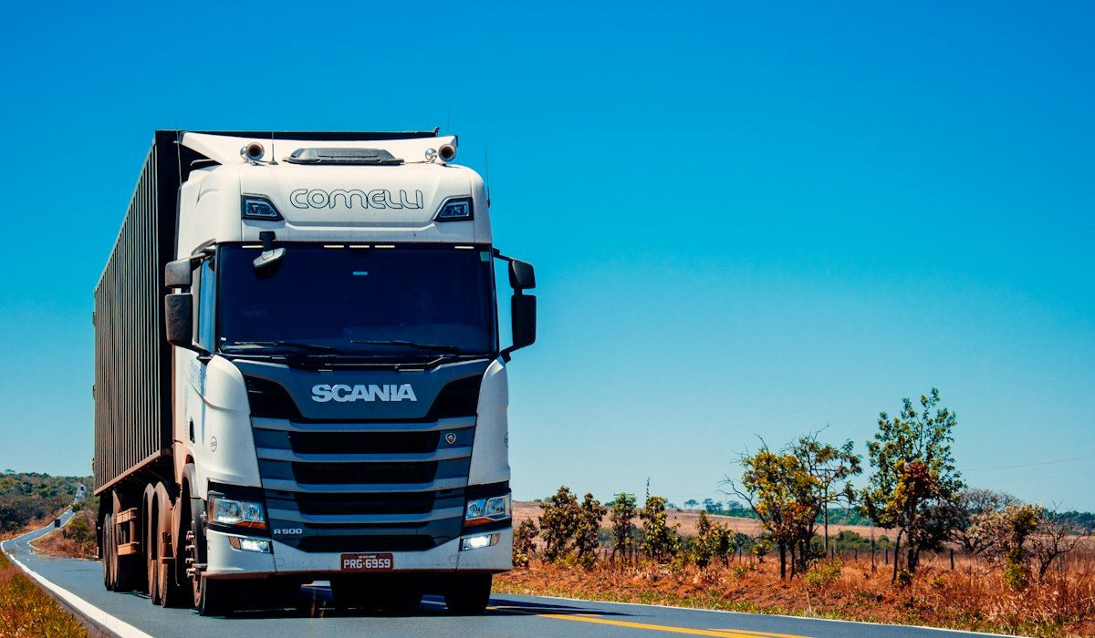 Caminhão em rodovia transportando carga