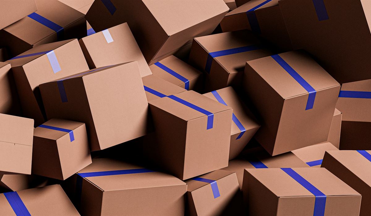 Pilha de caixas de papelão fechadas com fita azul
