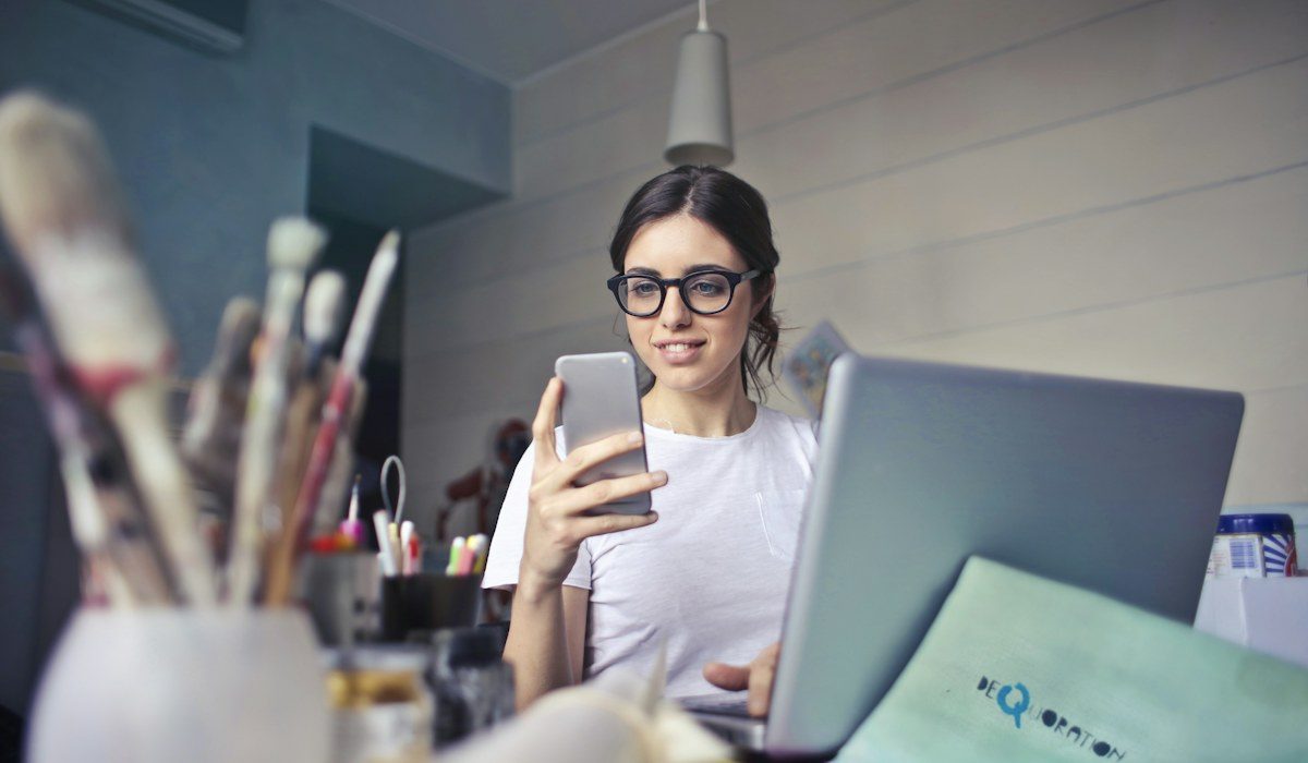 Empresária tentando resolver um problema no computador
